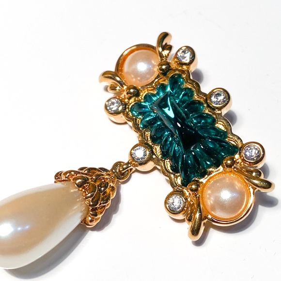 Hutton Wilkinson Pearl and Emerald Green Colored Stone Brooch / Pin - Picture 13 of 16